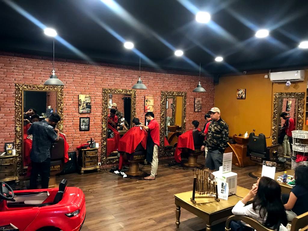 Suasana luas Uncle Sam Barbershop