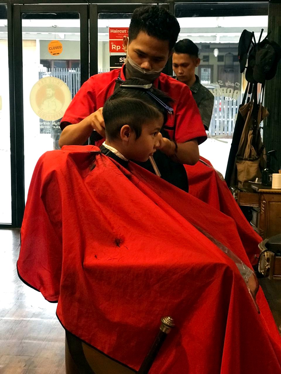 Aktivitas barber melayani anak