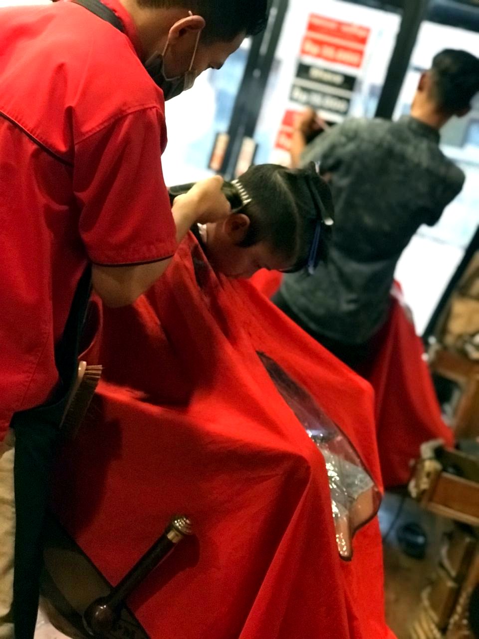 Proses potong rambut pelanggan