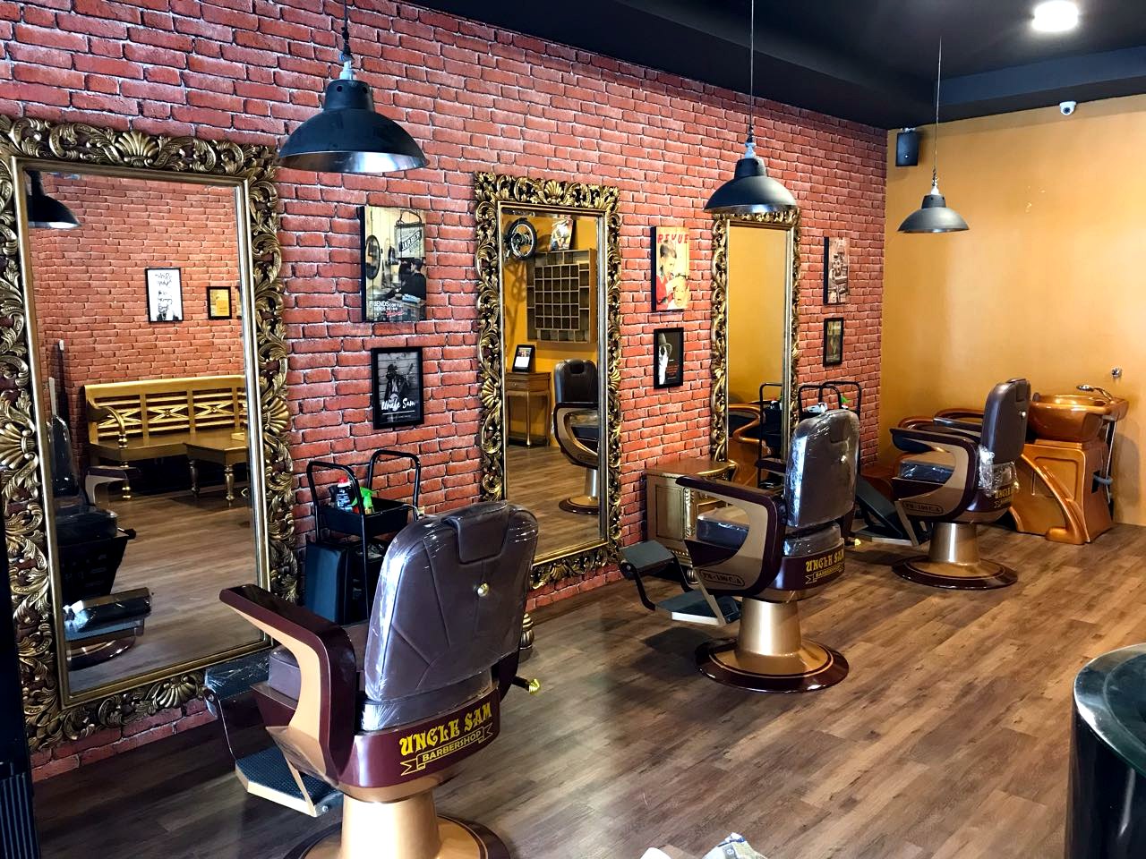 Aktivitas barber di outlet Uncle Sam